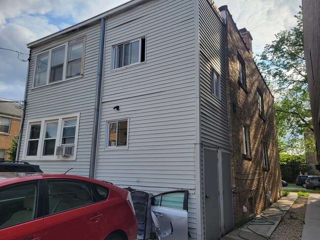 Building Photo - 6221 N Albany Ave