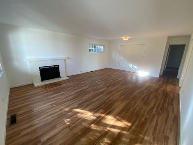 Building Photo - Charming Monterey Home