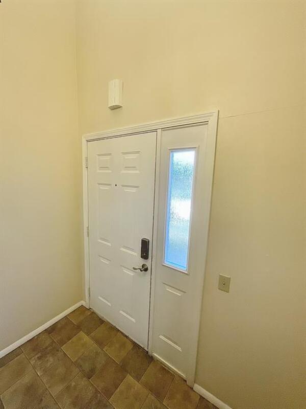 Building Photo - 605 White Oak Dr