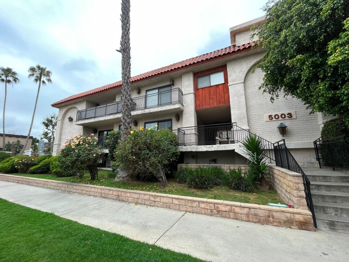 Primary Photo - MOVE-IN READY 3+3 w/all appliances, parkin...