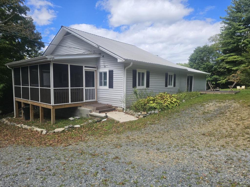 Primary Photo - 102 Banner Hill Dr