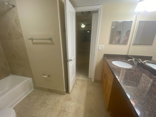 Foto del edificio - 2861 N Oakland Forest Dr