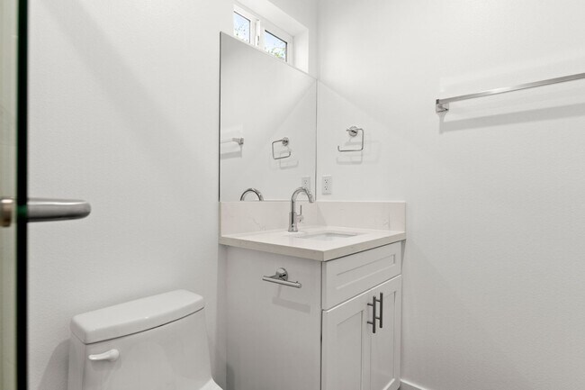 Foto del interior - Huge 4 Bedroom, Townhome! Move In Ready