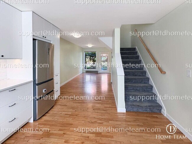 Foto del edificio - "Charming 2-Bed Townhouse with Gleaming Hardwood Floors in Vibrant Seattle Neighborhood"