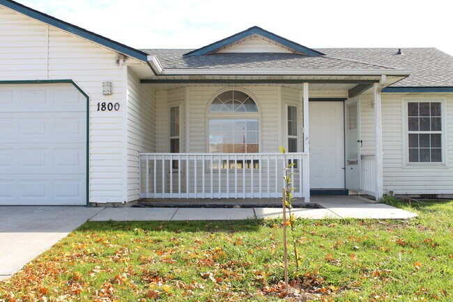 Building Photo - Silver Drive