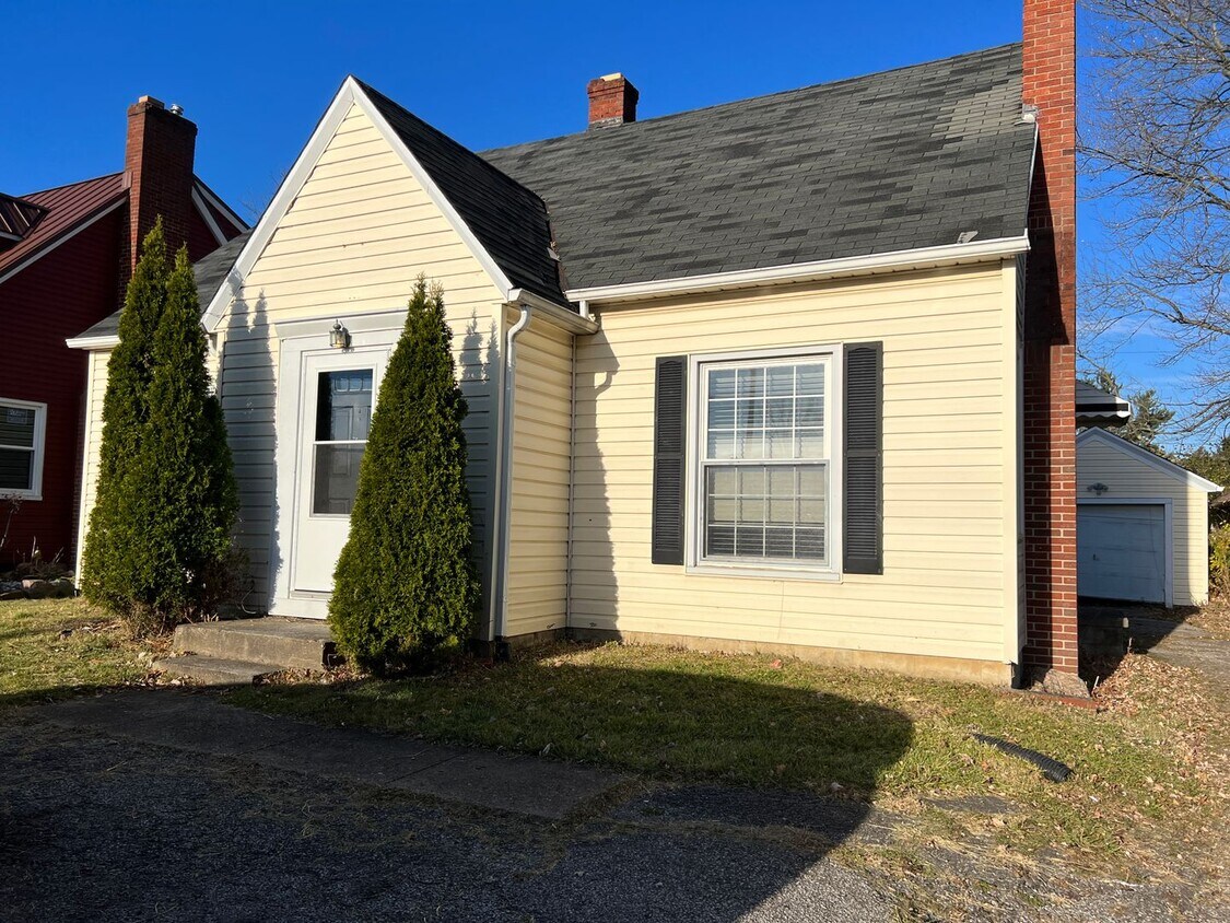 Primary Photo - Cute cape cod 3 bedroom/2 bath, with garage