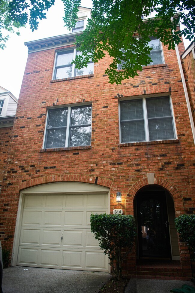 Foto del edificio - 614 Guy Ln