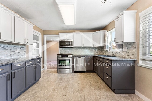 Building Photo - Charming Home with Washer/Dryer and Fenced...