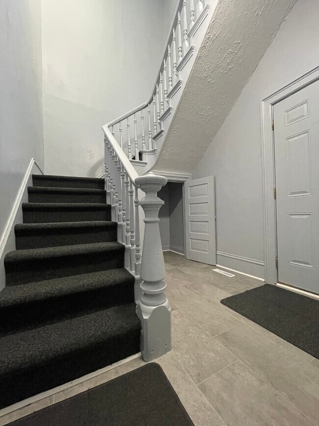 Entrance - 916 Swann St