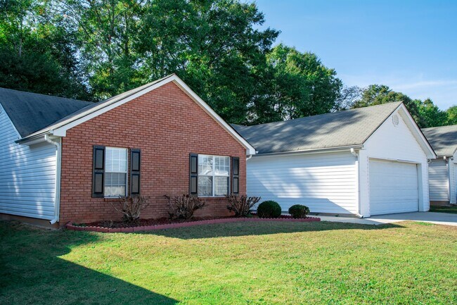 Foto del edificio - BEAUTIFUL 3 BEDROOM / 2 BATH HOME WITH PRIVACY FENCE!