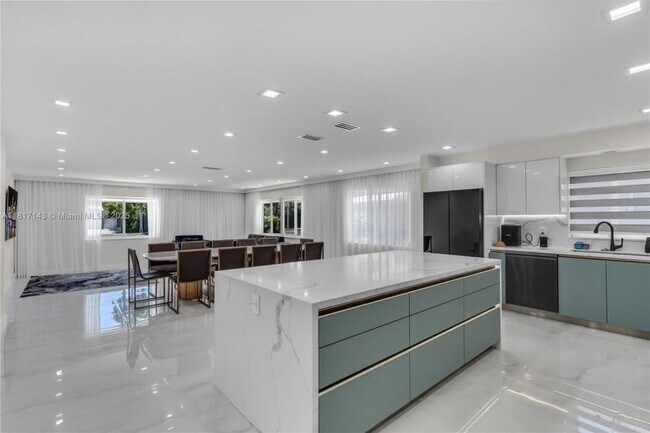 Building Photo - 3 bedroom in Hollywood FL 33019