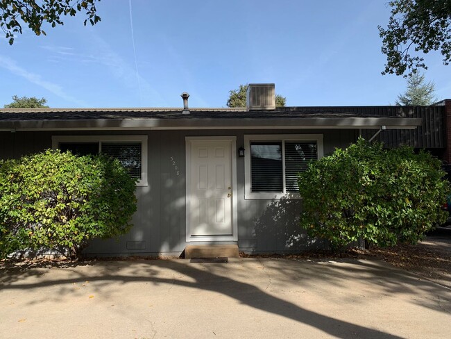 Building Photo - One bedroom, LVP flooring, convenient loca...