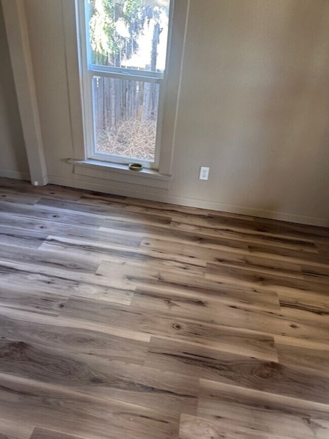 Building Photo - ALL PROSPECTIVE TENANTS MUST SUBMIT A $58 NON-REFUNDABLE APPLICATION FEE PER APPLICANT ONLINE AND...