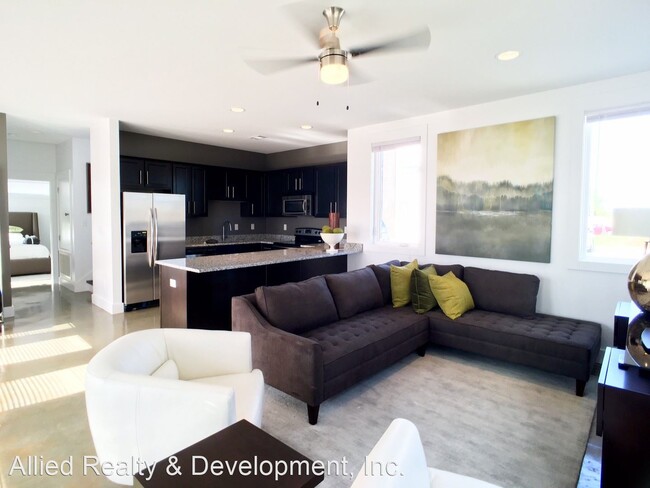 Building Photo - 4 br, 4.5 bath Apartment - 590 30th Avenue E