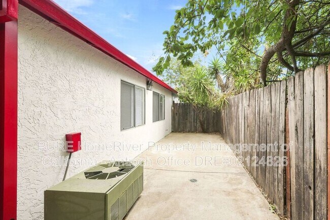 Building Photo - 2121 Banyan Way