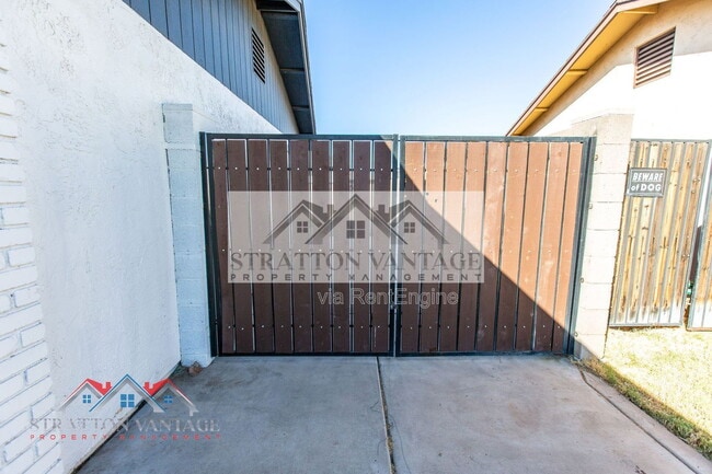 Building Photo - 2526 E Juanita Ave