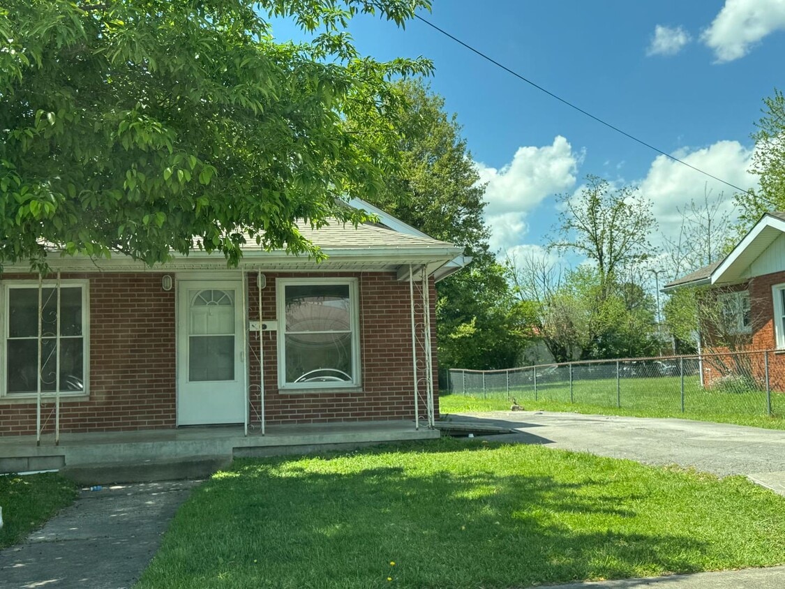 Primary Photo - 2004 Early St