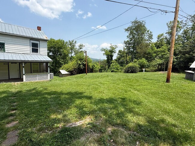 Building Photo - Three Bedroom Home available on Switchback...