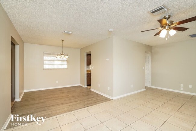 Building Photo - 638 NE Larkspur Ln