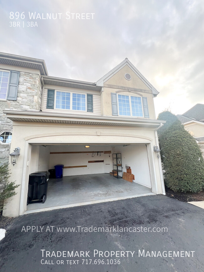 Building Photo - Spacious New Holland Town Home