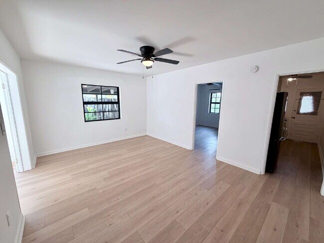 Foto del edificio - "Charming 1-Bedroom Retreat in West Palm Beach – Spacious 700 Sq Ft Haven!"