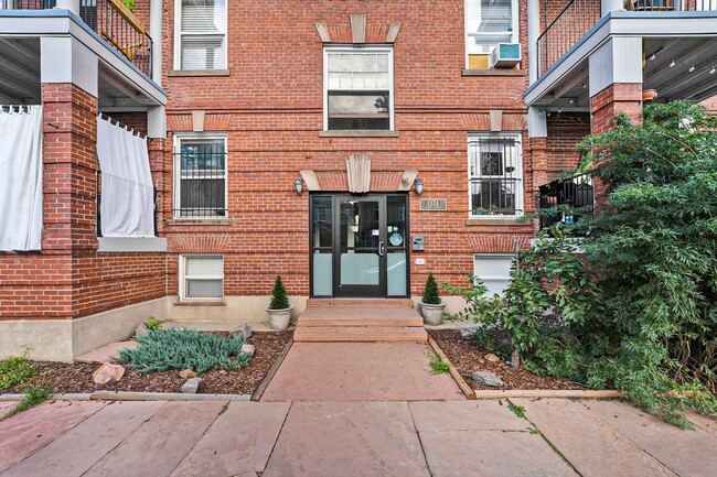 Building Photo - Available Immediately! Beautifully Renovat...