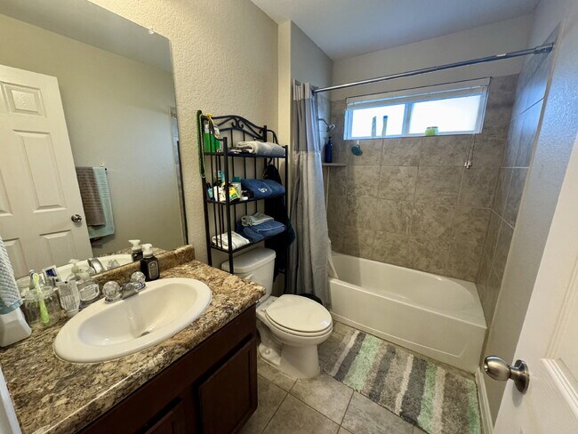 Foto del edificio - 3-bed 2-bath 2-car garage with screened in...