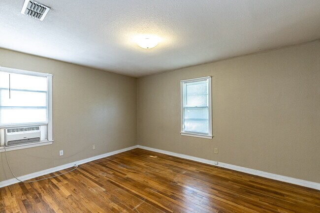 Building Photo - 2-Bedroom Home - Cozy 705 sq ft Oasis with Full Bath!