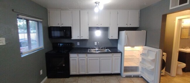 Foto del edificio - 820 Apache Ave NW