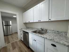 Building Photo - 16 Avon St