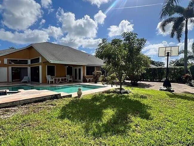 Foto del edificio - 4424 NW 52nd St