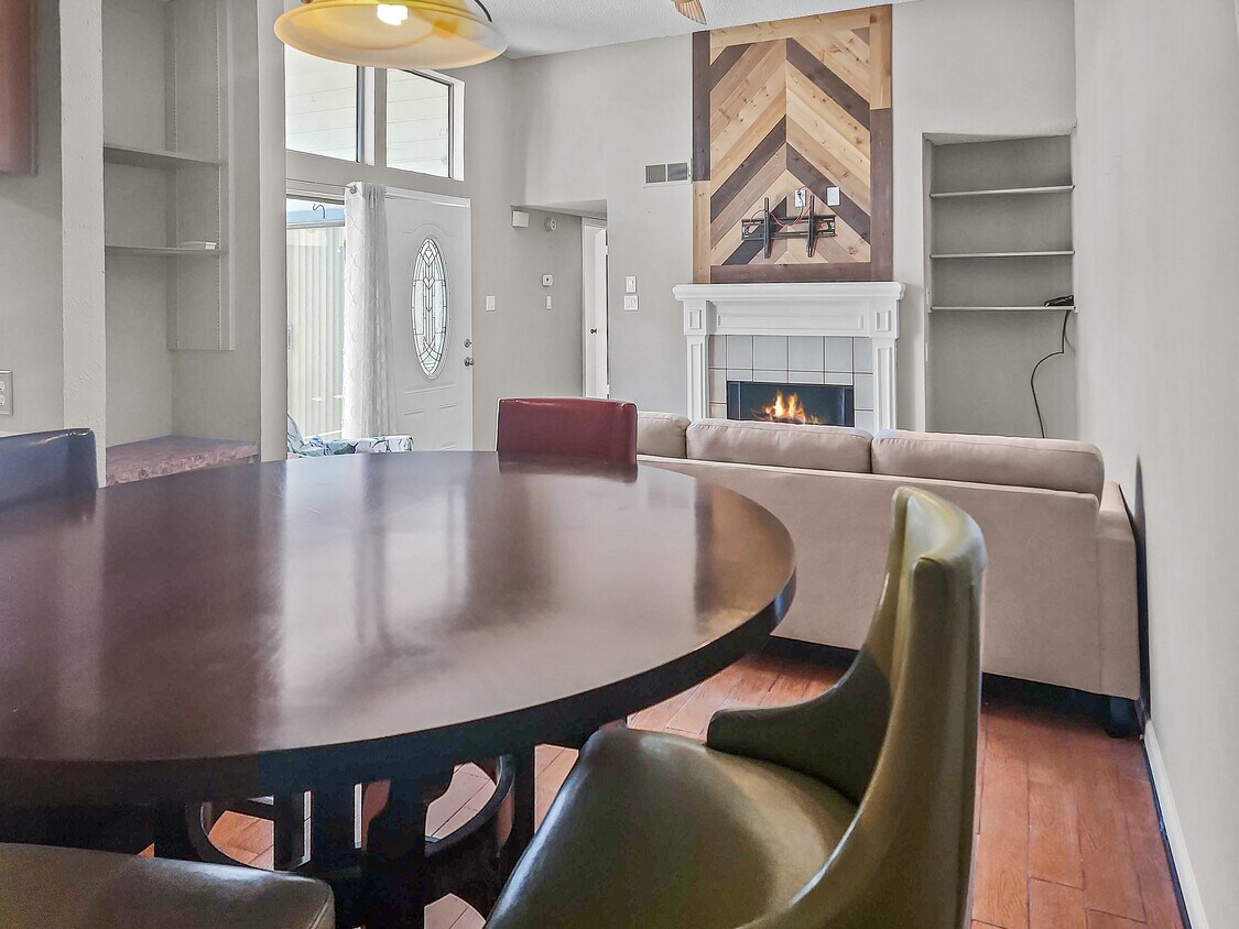 Open and lots of natural light - 606 Bellaire Dr