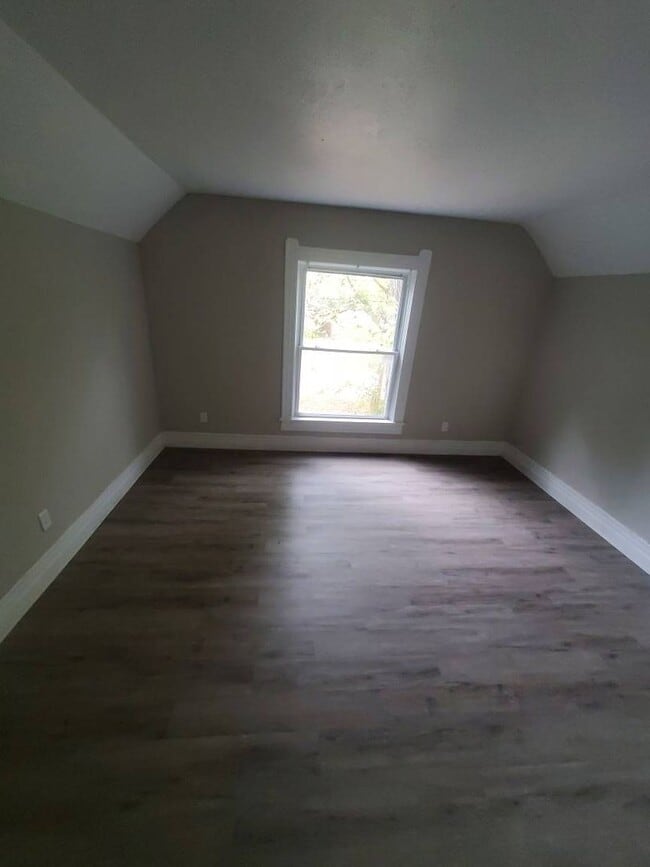 Foto del edificio - Charming 4-Bedroom Property in Prime Location