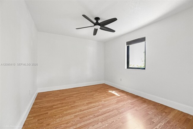 Building Photo - 944 SW 10th Ave