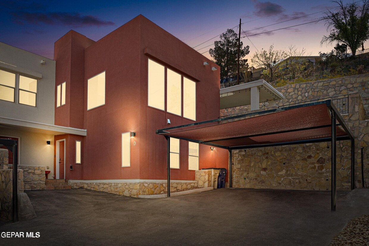 Primary Photo - 4016 Camelot Heights Dr