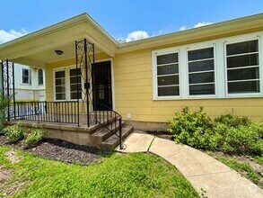 Building Photo - 819 San Antonio Ave