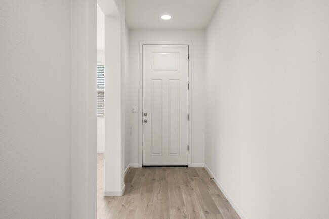 Building Photo - Desirable Elk Grove Area
