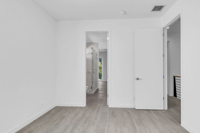 Building Photo - This beautiful new townhome  or rentoffers...