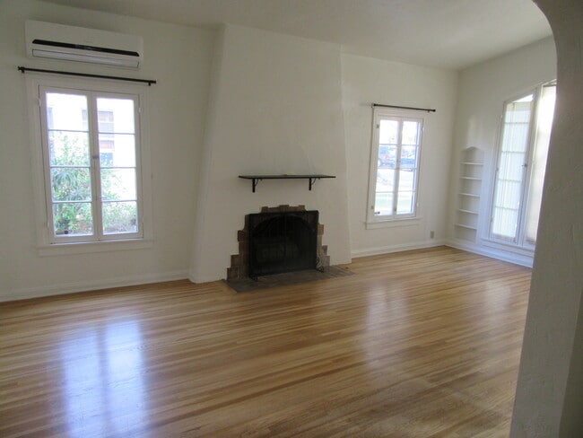 Living room - 905 Coronado Dr