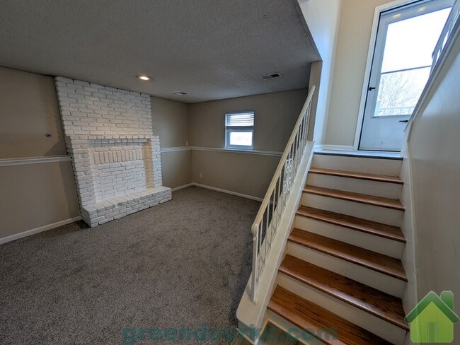 Building Photo - 823 S Lindenwood Dr