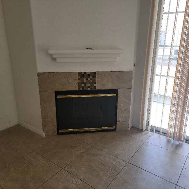 Building Photo - Cozy 2 Bedroom Condo in Northwest