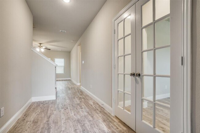 Building Photo - 6000 Aster Dr