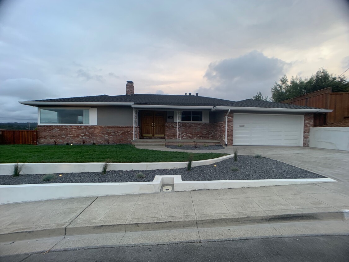 Front of House - 2330 Harborview Dr