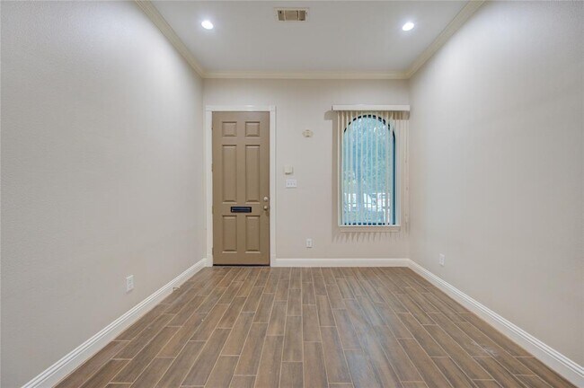 Building Photo - 12818 Willow Centre Dr