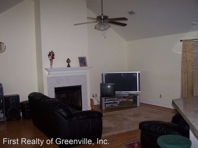 Building Photo - 3 br, 2 bath House - 640 Camelot Dr.