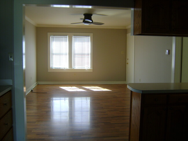 Foto del edificio - Three bedroom ,1 bathroom ,house with yard...