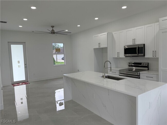 Building Photo - 1037 Macy St E