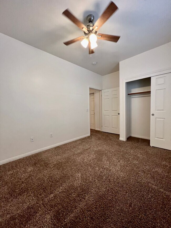 Foto del edificio - 712 Meadow Grove Ct