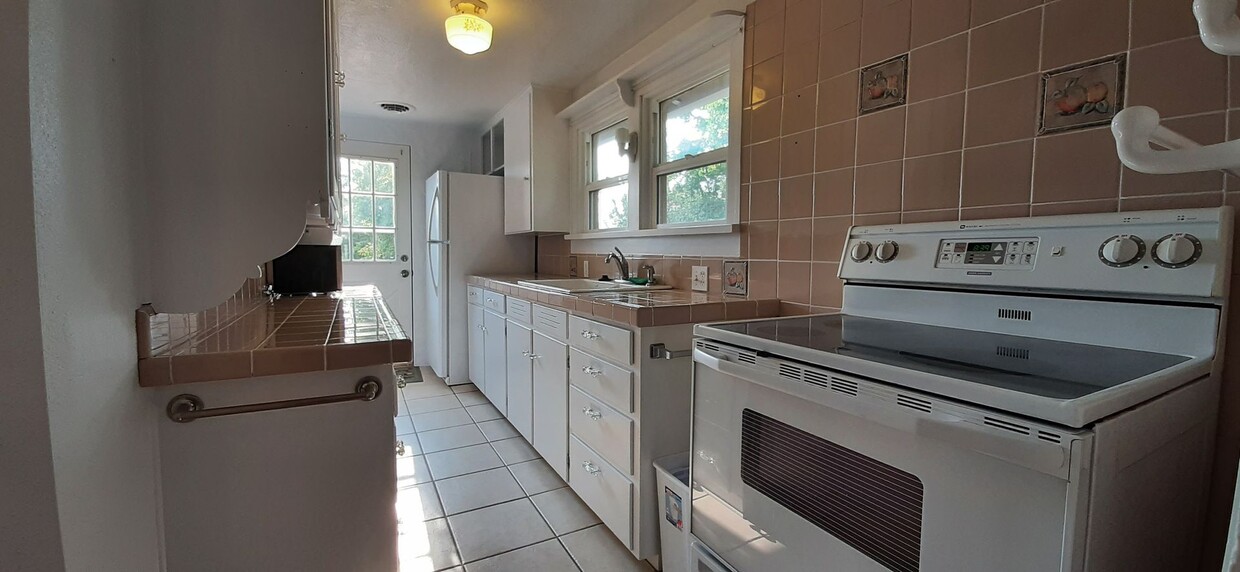 Foto principal - Charming 3-bedroom home, attached 1-car ga...