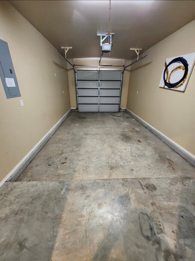 Building Photo - 3 bed 2 bath home